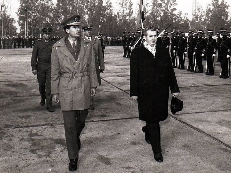 Libyjský diktátor Muammar Kaddáfí v roce 1974 s rumunským komunistickým vůdcem Nicolaem Ceaușescem v roce 1974 v Bukurešti