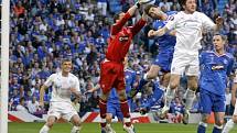 Brankář Glasgow Rangers Neil Alexander při úspěšném zákroku.