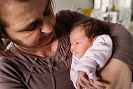 Reflux u kojenců může být zcela normální. Pokud se ale přidají další příznaky, může se jednat o gastroezofageální refluxní chorobu.