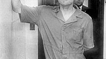 Sériový vrah Ted Bundy po obvinění z vražd studentek na Floridě.