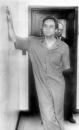 Sériový vrah Ted Bundy po obvinění z vražd studentek na Floridě.