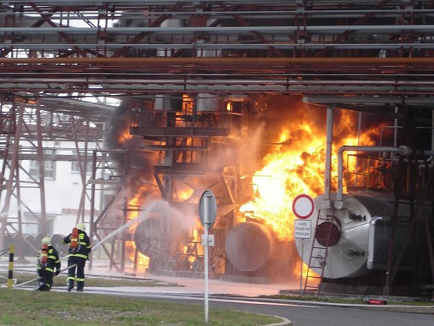 Při výbuchu v chemičce v Kralupech zemřelo šest lidí, nebezpečí nyní nehrozí