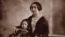 Královna Viktorie se svou nejstarší dcerou, Královskou princeznou Viktorií, na své nejstarší dochované fotografii.
