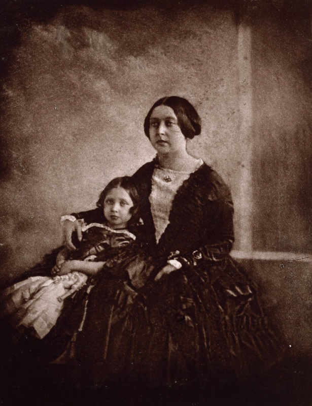 Královna Viktorie se svou nejstarší dcerou, Královskou princeznou Viktorií, na své nejstarší dochované fotografii.