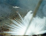 Americký letoun Douglas A-1E svrhává v roce 1966 bombu s bílým fosforem na pozici Vietkongu v Jižním Vietnamu