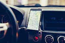 Pozor v zahraničí na používání navigace v mobilu v autě. V Německu za ni můžete dostat i pokutu.