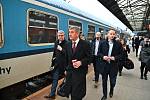 Premiér Andrej Babiš a ministr dopravy Karel Havlíček vyrazili do Benešova vlakem. České dráhy kvůli nim nasadily modernější vůz.