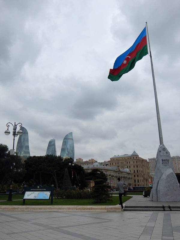 Zatímco leckde v Baku domy chátrají a rozpadají se, v širším centru to novou architekturou jen "kvete" - na snímku v dáli Plamenné věže, tři mrakodrapy, dominanta města.