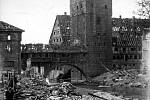 Mosty a přechody přes řeky patřily k nejčastějším cílům náletů a bombardování, jež mělo obvykle kruté důsledky i pro další budovy postavené v okolí řek
