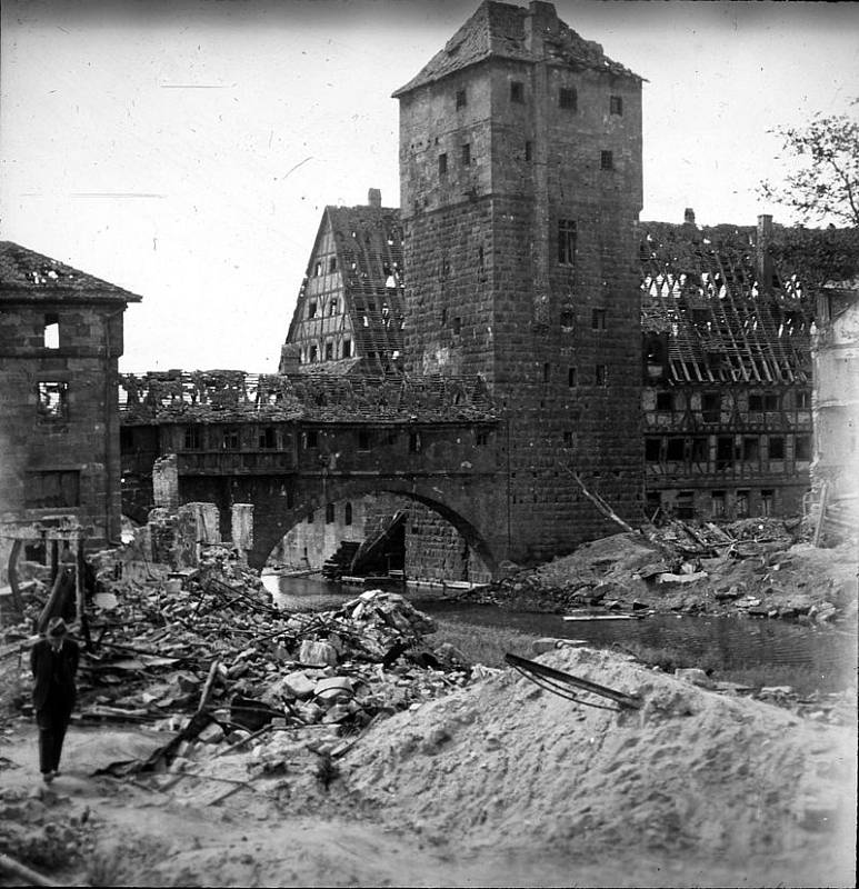 Mosty a přechody přes řeky patřily k nejčastějším cílům náletů a bombardování, jež mělo obvykle kruté důsledky i pro další budovy postavené v okolí řek