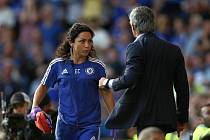 Trenér Chelsea José Mourinho se rozzuřil na týmovou lékařku Evu Carneirovou (vlevo). 
