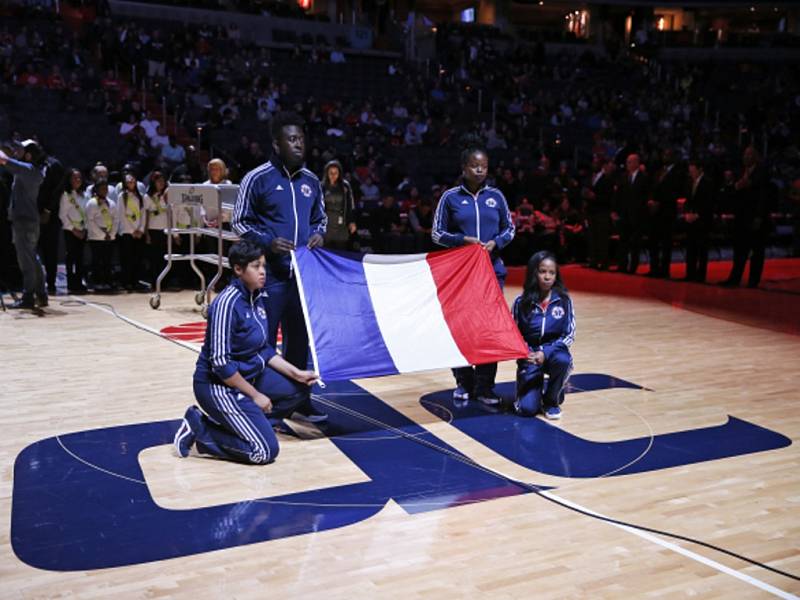 Francouzská hymna zazněla před basketbalovým utkáním mezi Washingtonem a Orlandem.