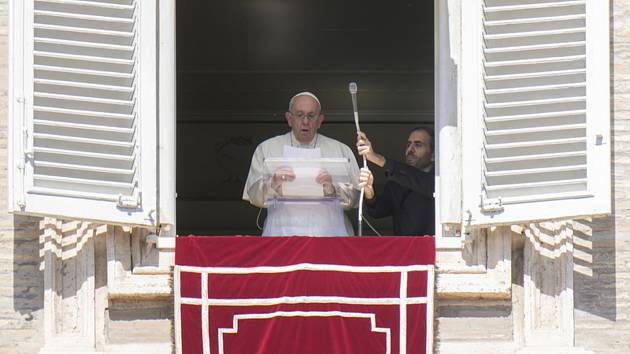 Papež František čte poselství z okna s výhledem na Svatopetrské náměstí ve Vatikánu 2. října 2022.