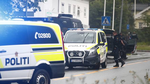 Policejní auta před mešitou poblíž norského hlavního města Oslo