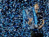 Andy Murray s trofejí pro vítěze Turnaje mistrů.