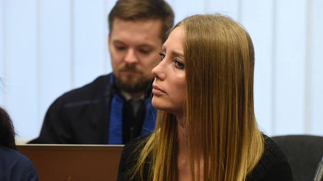Na snímku z 19. října 2022 je Karolína Kordysová u Vrchního soudu v Olomouci