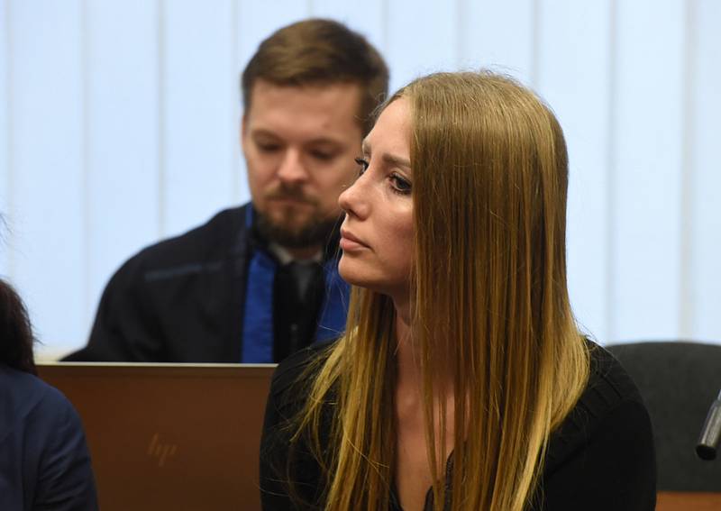 Na snímku z 19. října 2022 je Karolína Kordysová u Vrchního soudu v Olomouci