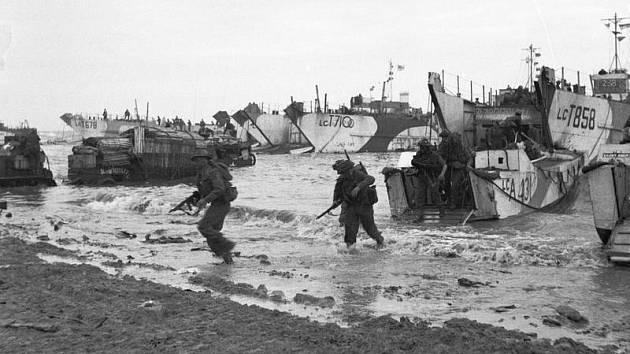 Britské jednotky při vylodění v Normandii v roce 1944.
