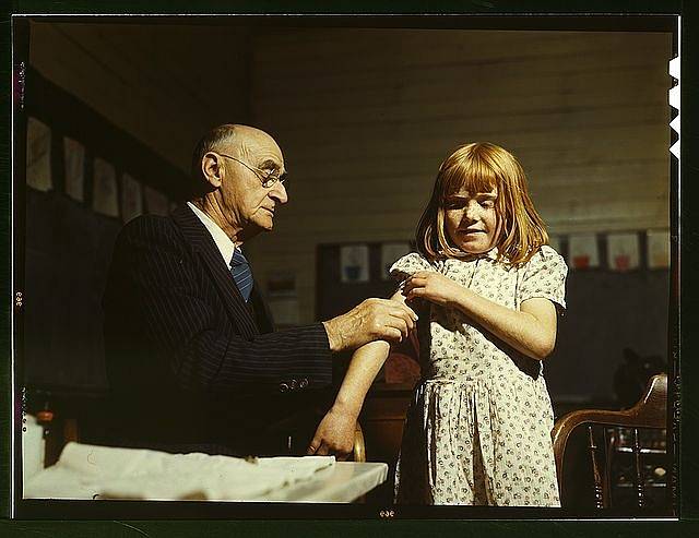 Doktor Schreiber ze San Augustine při očkování proti tyfu ve venkovské škole v okrese San Augustine v Texasu