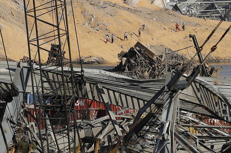 Záchranáři hledají přeživší v troskách po úterní explozi v libanonském Bejrútu, 6. srpna 2020