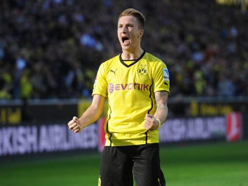 Dortmundský Marco Reus se raduje z gólu.