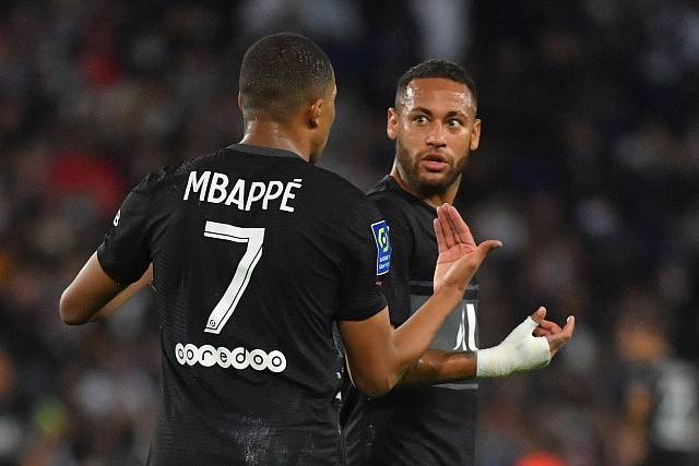 Kylian Mbappé si vyměnuje názory s Neymarem.