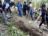 Malajsijská policie objevila 139 hrobů, které mohou obsahovat ostatky běženců. V některých hrobech se prý nacházelo více těl. 