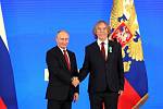 Ruský prezident Vladimir Putin (vlevo) předal Jarkovi Nohavicovi medaili.