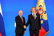 Ruský prezident Vladimir Putin (vlevo) předal Jarkovi Nohavicovi medaili.