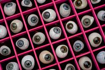 Set padesáti protetických očí různých barev, tvarů a velikostí. Ilustrační fotografie.