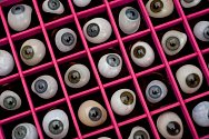 Set padesáti protetických očí různých barev, tvarů a velikostí. Ilustrační fotografie.
