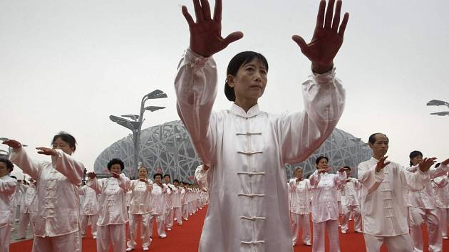 Číňané cvičící před olympijským stadionem. Uspořádá Peking po letních také zimní hry?