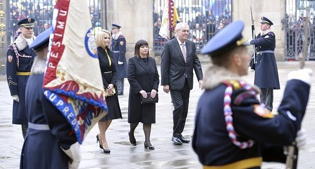 Miloš Zeman přichází s dcerou a manželkou na Pražský hrad