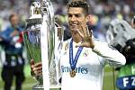 Cristiano Ronaldo s trofejí pro vítěze Ligy mistrů