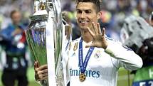 Cristiano Ronaldo s trofejí pro vítěze Ligy mistrů.