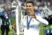 Cristiano Ronaldo s trofejí pro vítěze Ligy mistrů.