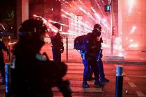 Ve Francii sílí nepokoje, které vyvolala smrtelná policejní střelba na 17letého řidiče na pařížském předměstí Nanterre.