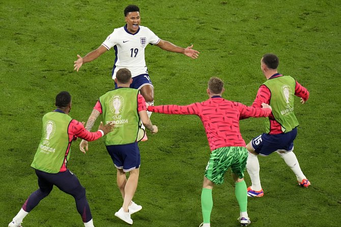 Fotbalisté Anglie se radují z postupu do finále Eura 2024.