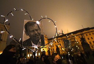 Vzpomínkový pochod Srdce na Hrad 2020 na Hradčanské náměstí v den výročí úmrtí bývalého prezidenta Václava Havla se konal 18. prosince 2020 v Praze