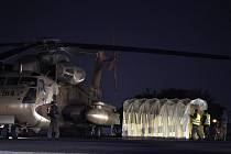 Vrtulník s rukojmími, které na základě dohody o příměří propustilo palestinské teroristické hnutí Hamás