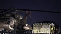 Vrtulník s rukojmími, které na základě dohody o příměří propustilo palestinské teroristické hnutí Hamás