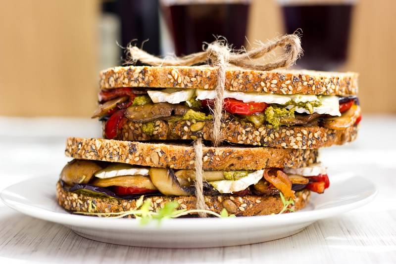 Středomořský sendvič se zeleninou a bazalkovým pestem