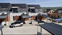První chytrá vesnice roste v jihomoravských Starovicích. Kombinace fotovoltaiky a tepelných čerpadel se má postarat o úsporu energií.