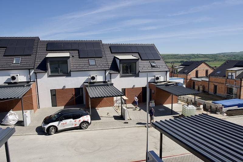 První chytrá vesnice roste v jihomoravských Starovicích. Kombinace fotovoltaiky a tepelných čerpadel se má postarat o úsporu energií.