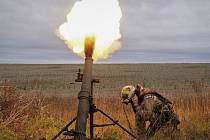 Ukrajinští vojáci střílejí z minometu poblíž Charkova na ruské pozice, 25. října 2022