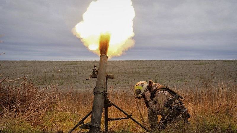 Ukrajinští vojáci střílejí z minometu poblíž Charkova na ruské pozice, 25. října 2022