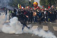 Střety francouzských aktivistů s policisty na prvomájové demonstrace v Paříži.
