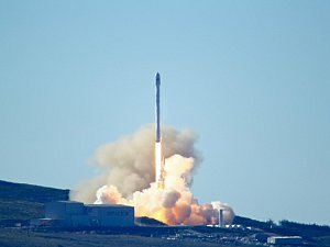 Z kalifornské Vandenbergovy základny odstartovala k letu na oběžnou dráhu raketa Falcon 9 americké společnosti SpaceX.