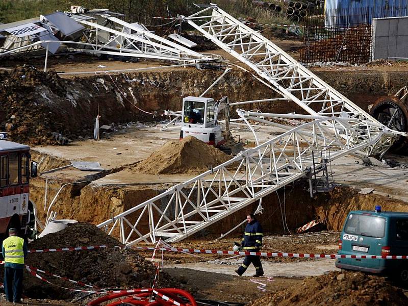 Při zřícení jeřábu na stavbě akvaparku v Čestlicích u Prahy zahynuli 4. října dva dělníci. Třetí byl s těžkým zraněním letecky přepraven do střešovické nemocnice.