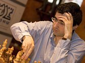 Vladimir Kramnik se ocitl při boji o titul mistra světa s Indem Ánandem ve složité pozici. 